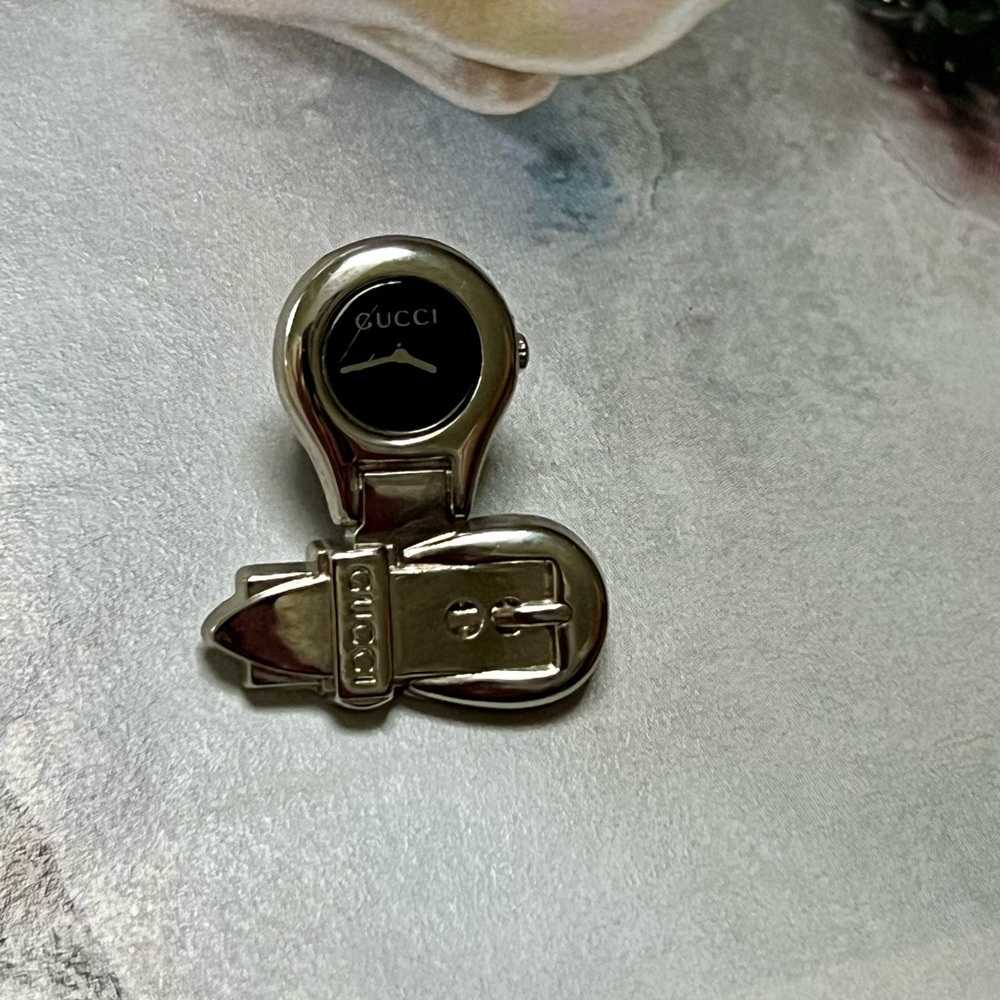 Gucci Silver pin or brooch with watch details. - Picture 3 of 10